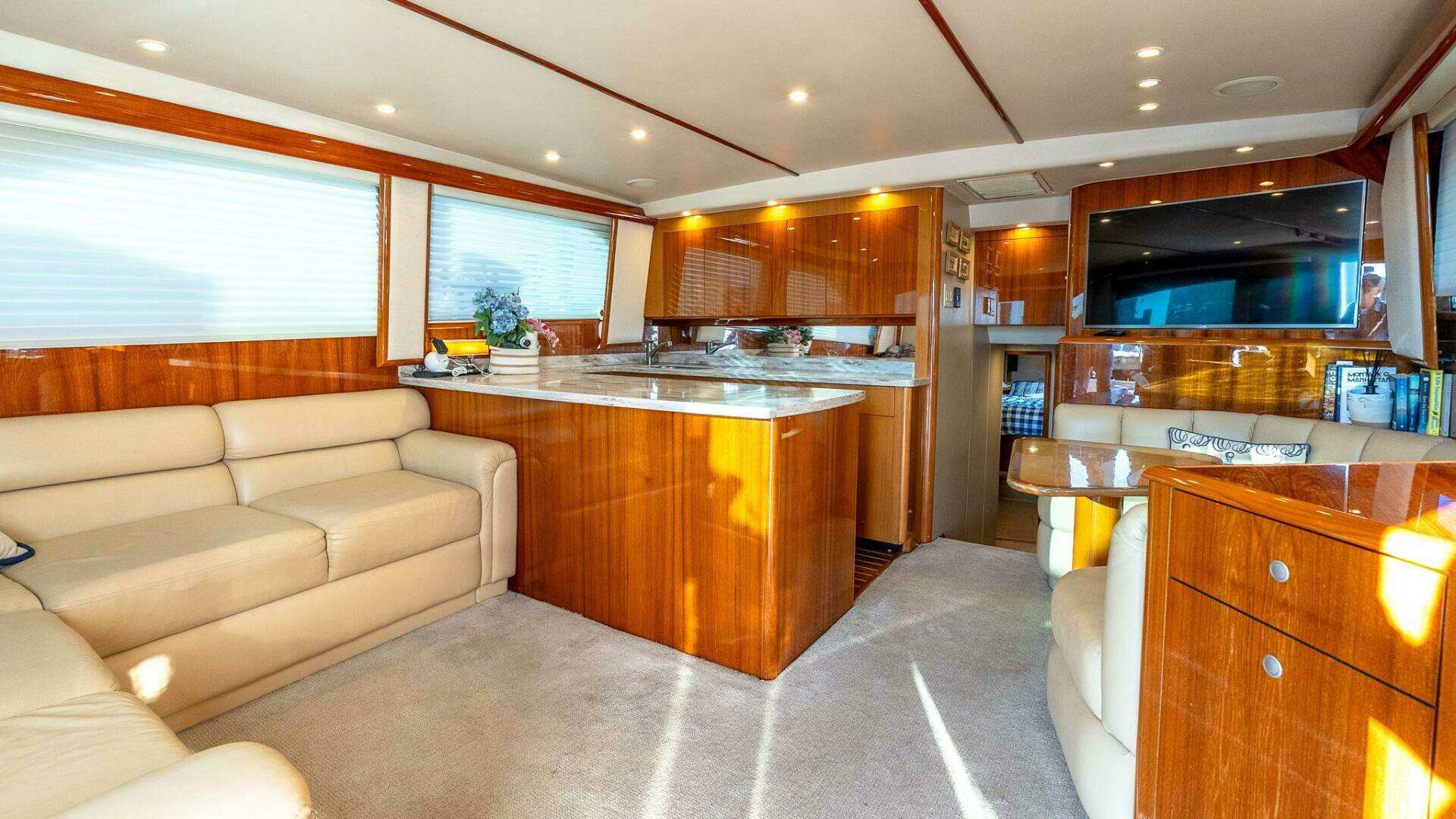 2002 Viking 52 Convertible - Image 27
