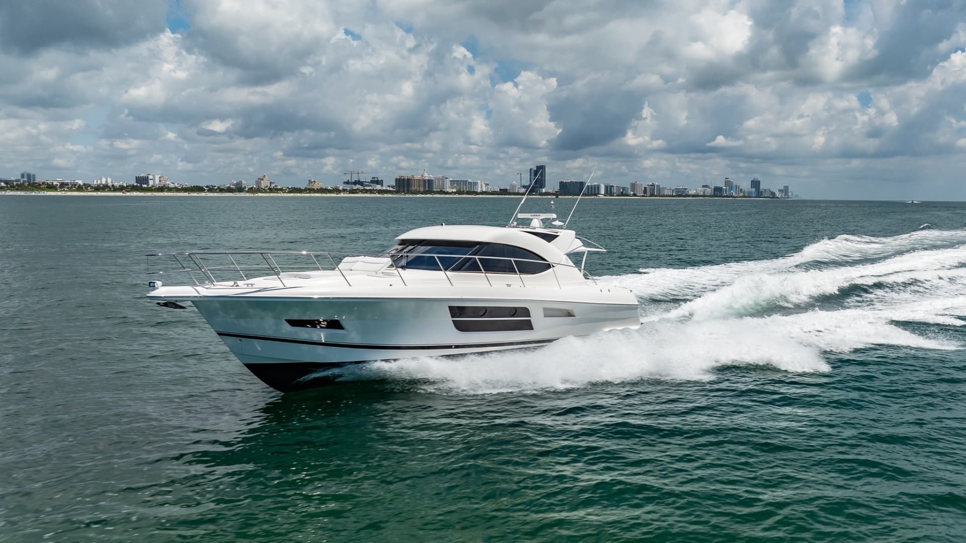 2016 Riviera 5000 Sport Yacht - Image 7