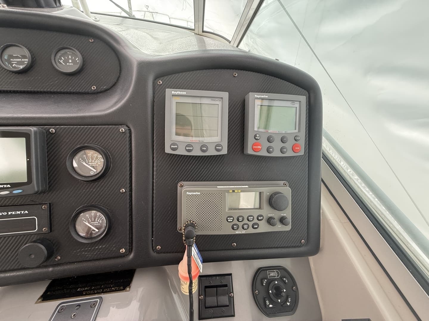 2005 Cruisers Yachts 405 Motor Yacht - Image 21