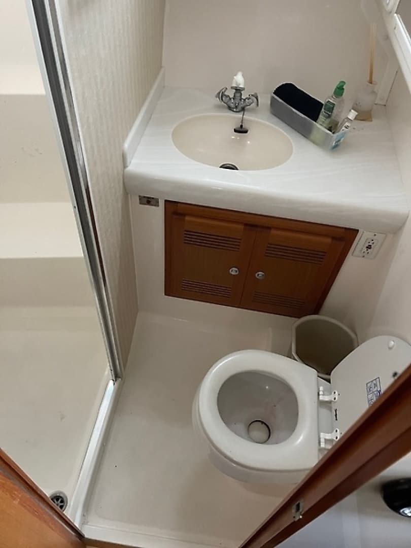 2005 Cabo 35 Flybridge Sportfisher - Image 6