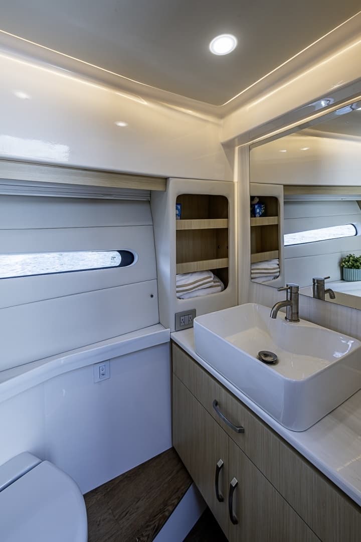 2025 Regal 38 XO - Image 36