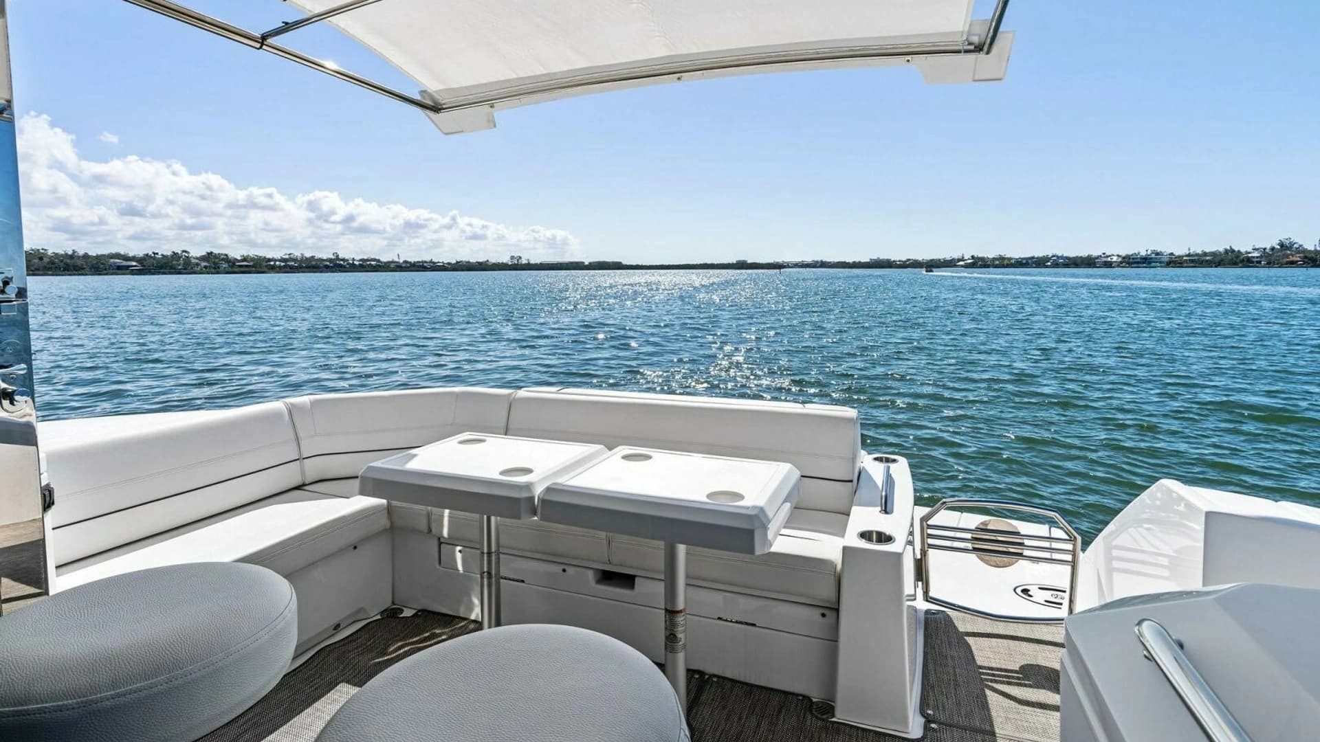 2019 Cruisers Yachts 45 Cantius - Image 16