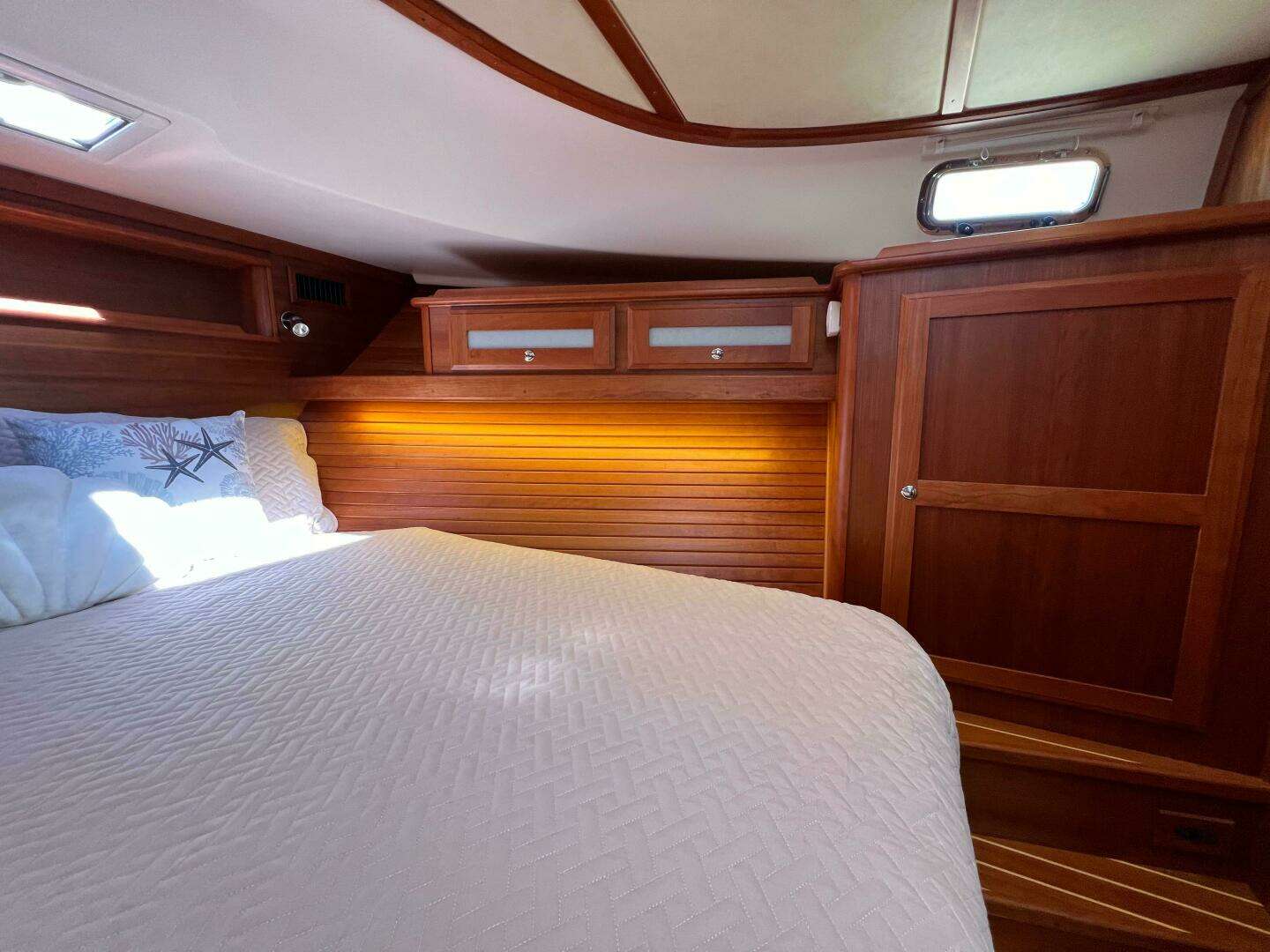 2018 Sabre 45 Salon Express - Image 8