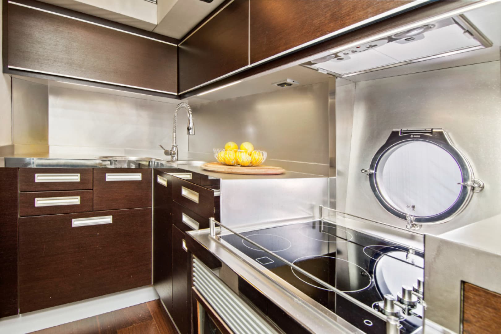 2009 Azimut 68S - Image 17