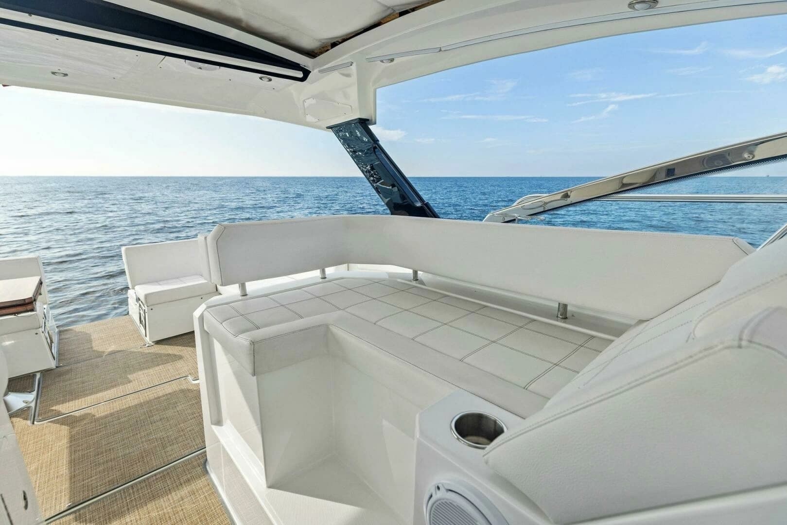 2015 Cruisers Yachts 390 Express Coupe - Image 9
