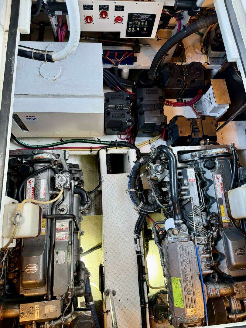 2007 Cruisers Yachts 370 Express - Image 24