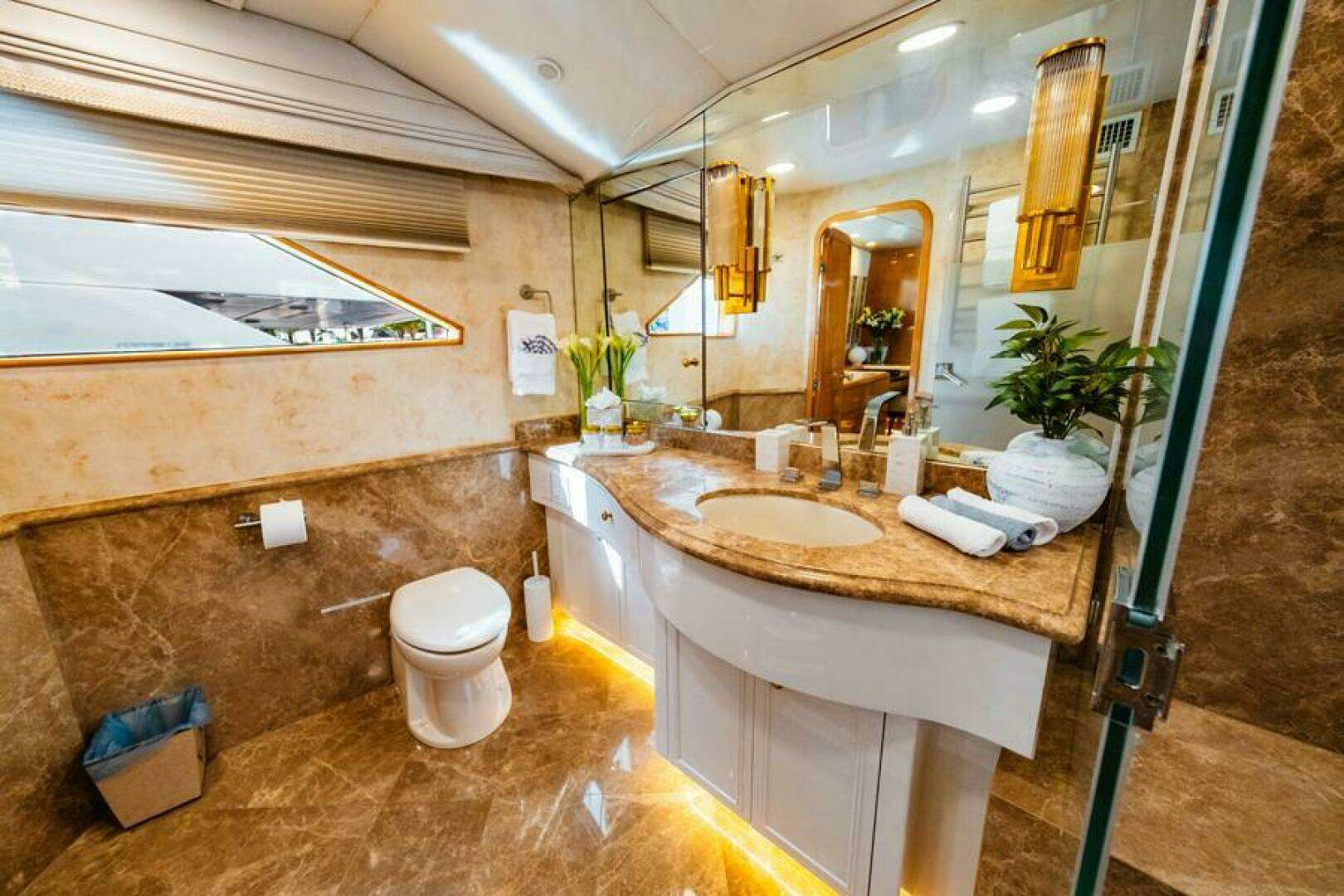 1995 Hatteras Flybridge Motor Yacht - Image 20