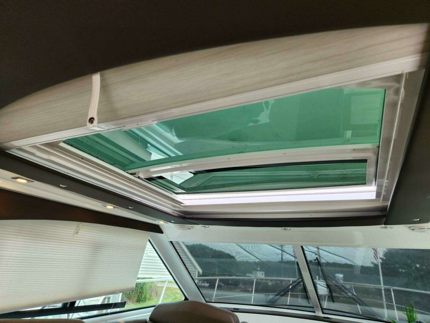 2016 Cruisers Yachts Cantius - Image 9