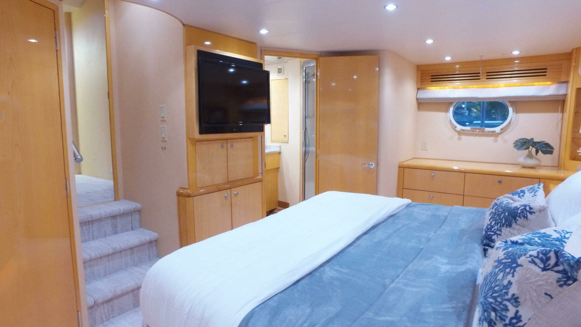 2006 Hatteras 68 Convertible - Image 10
