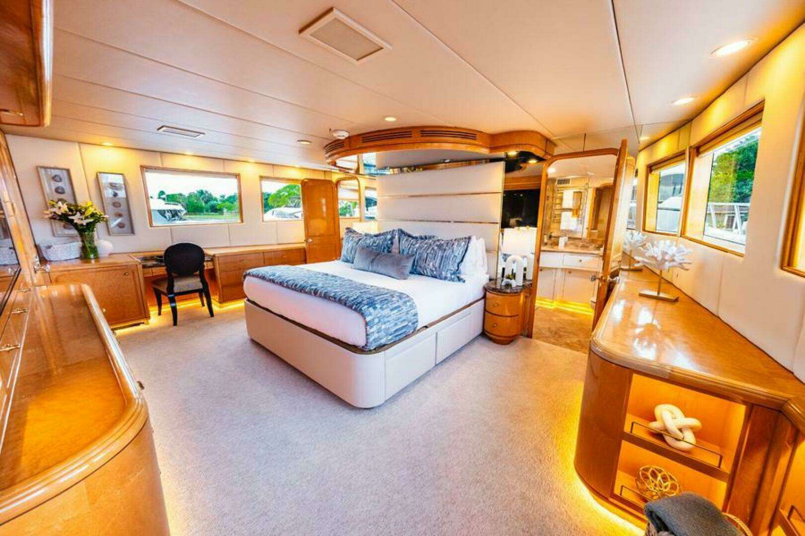 1995 Hatteras Flybridge Motor Yacht - Image 14