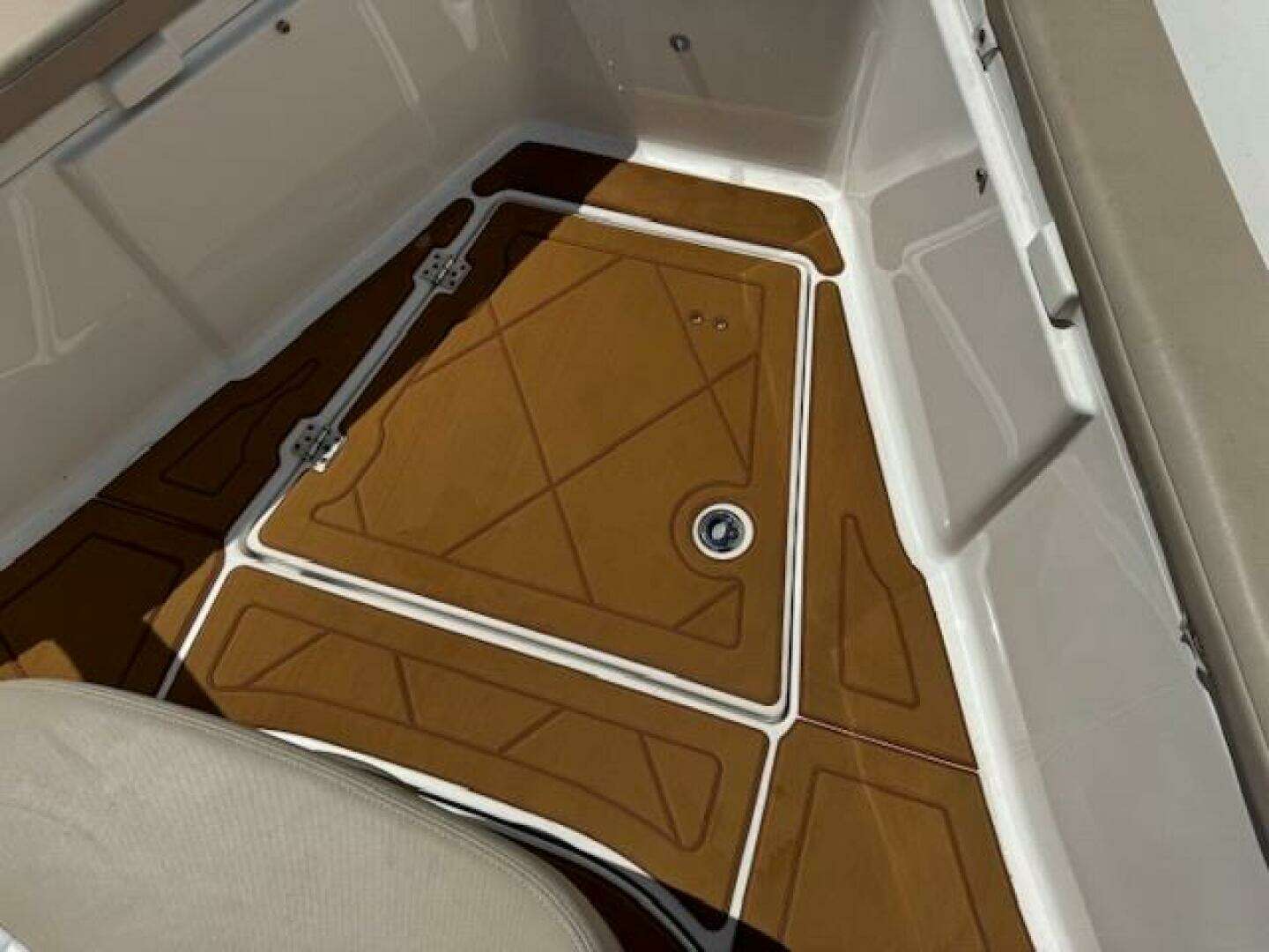 2021 Robalo R242 Center Console - Image 17