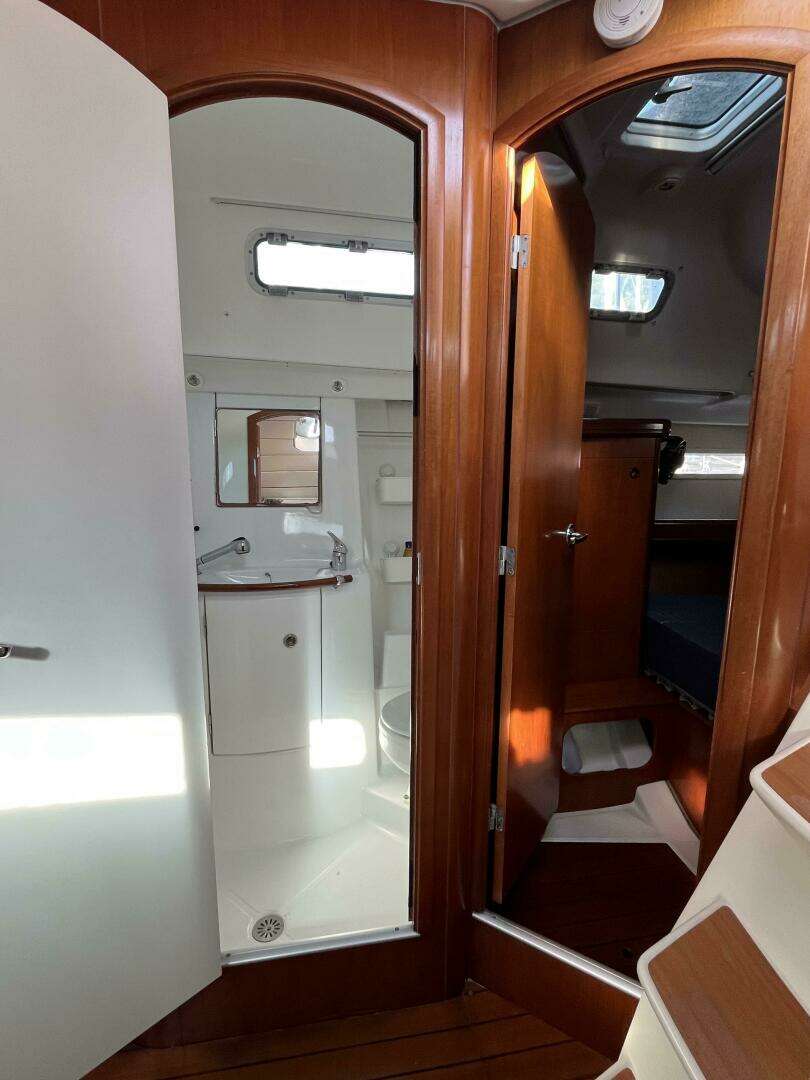 2001 Beneteau 393 - Image 15