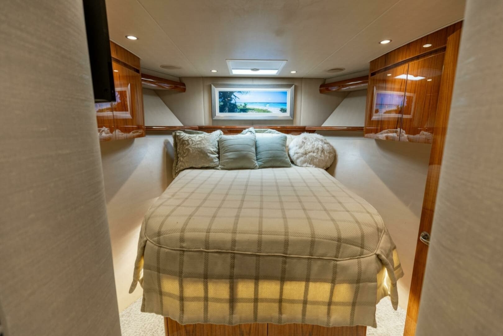 2015 Viking 62 Convertible - Image 15