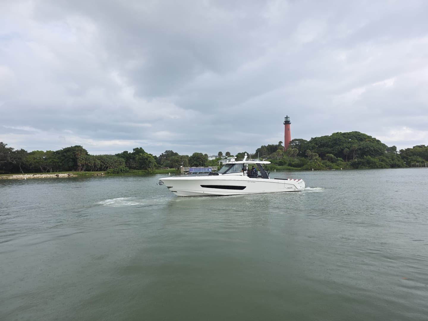 2021 Boston Whaler 420 Outrage - Image 4