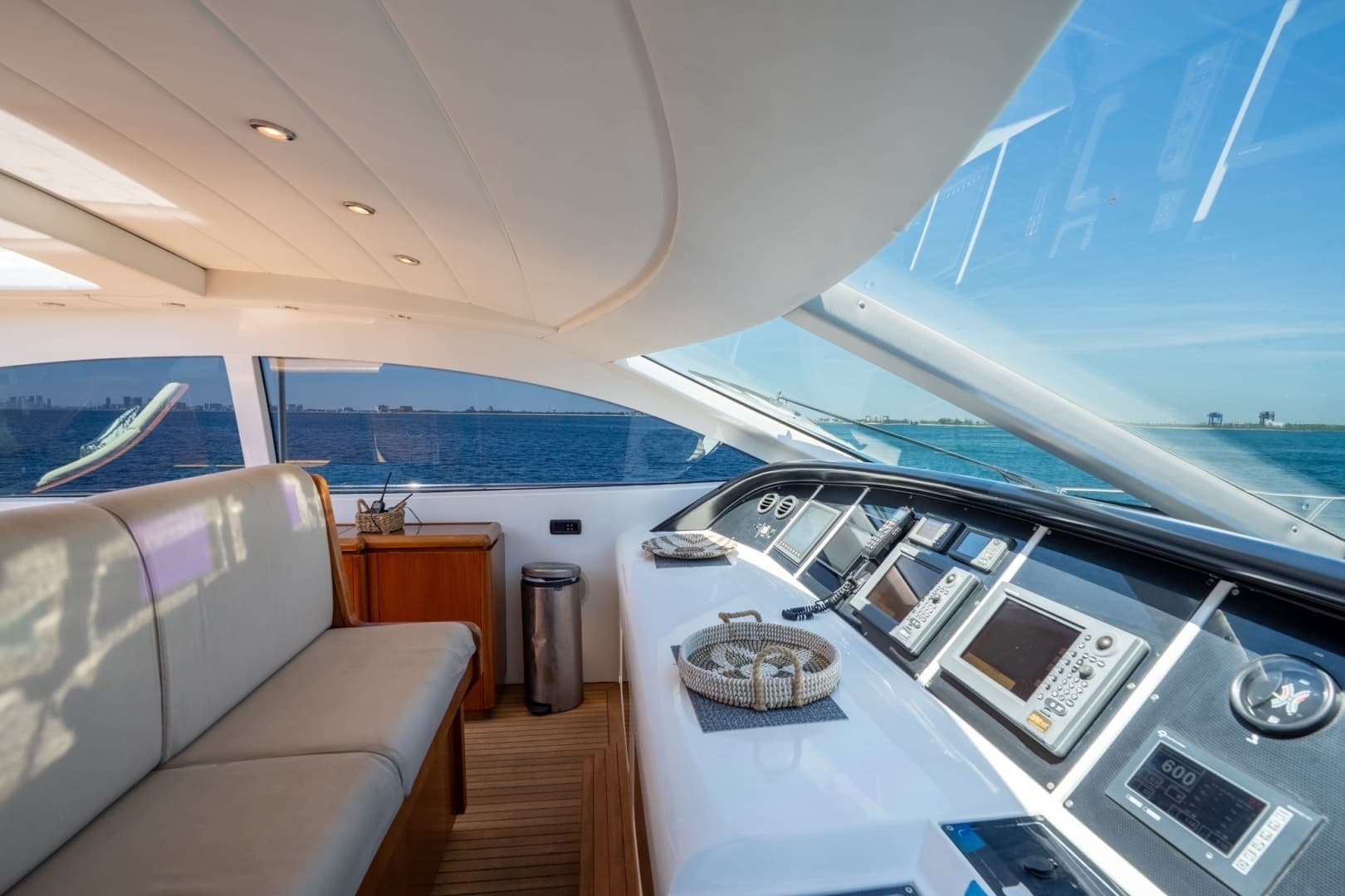 2004 Mangusta 72 - Image 11