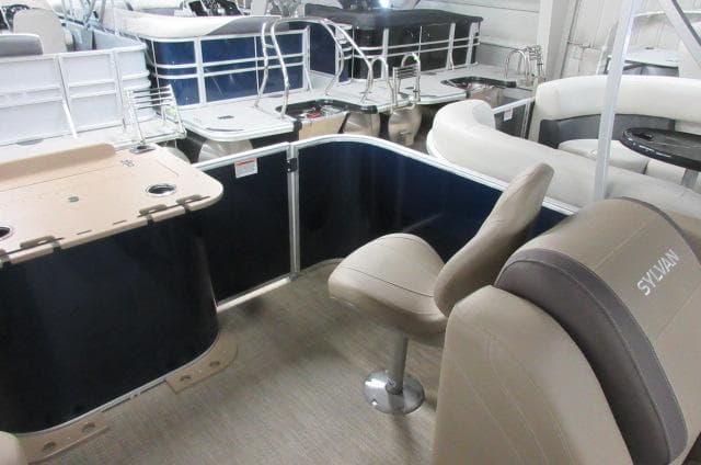 2023 Sylvan MIRAGE 8522 Party Fish 4.0 interior with seating and table.
