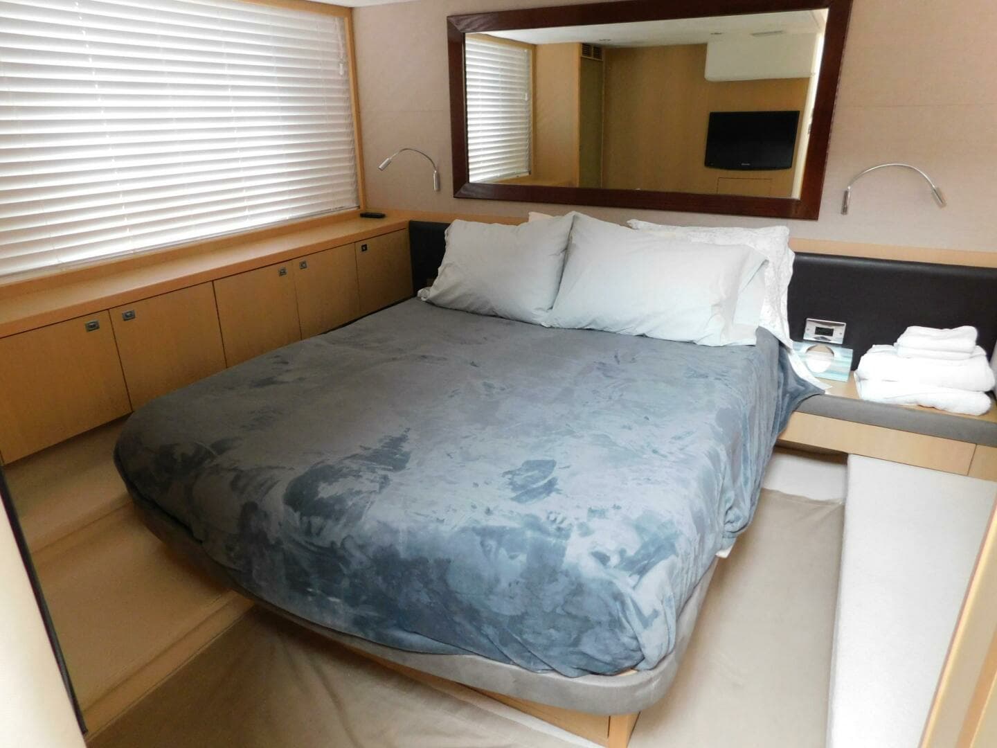 2011 Princess V52 - Image 21