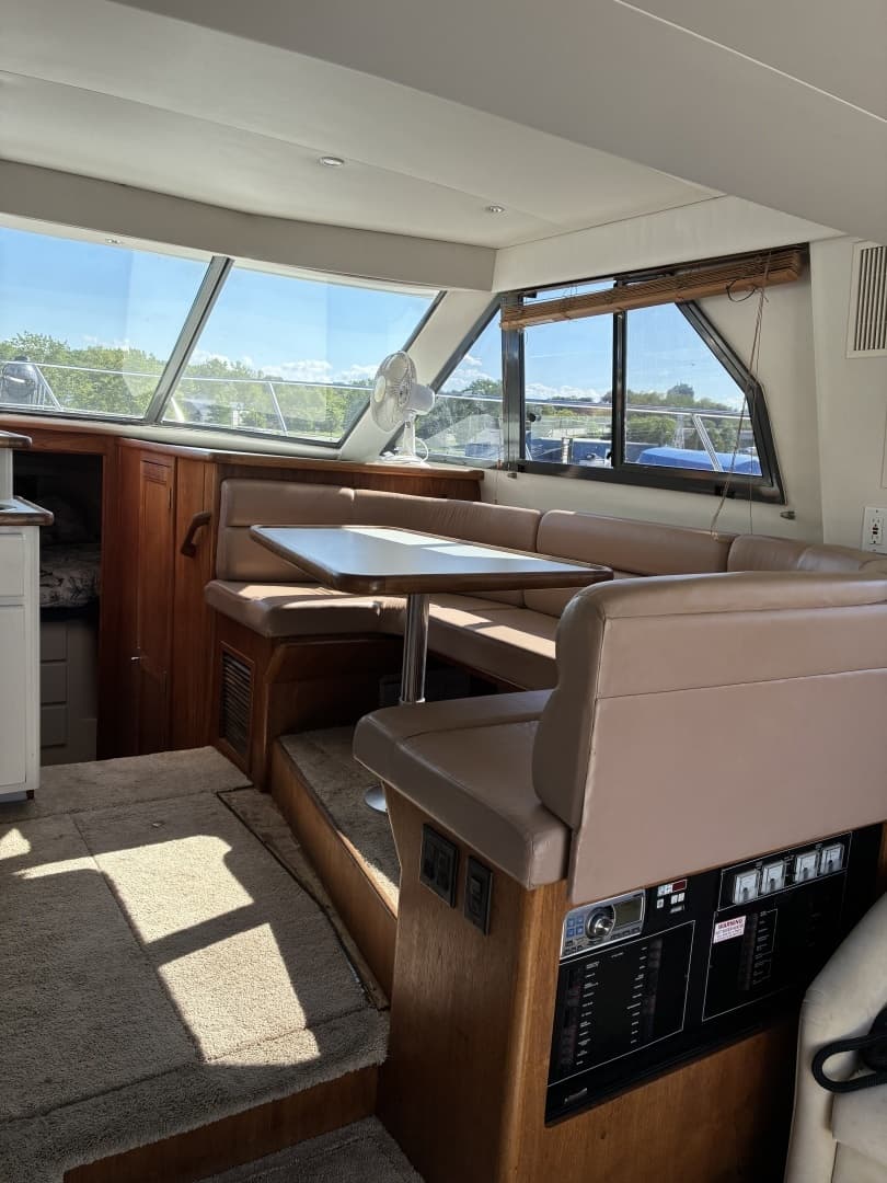 1995 Carver 370 Voyager - Image 11