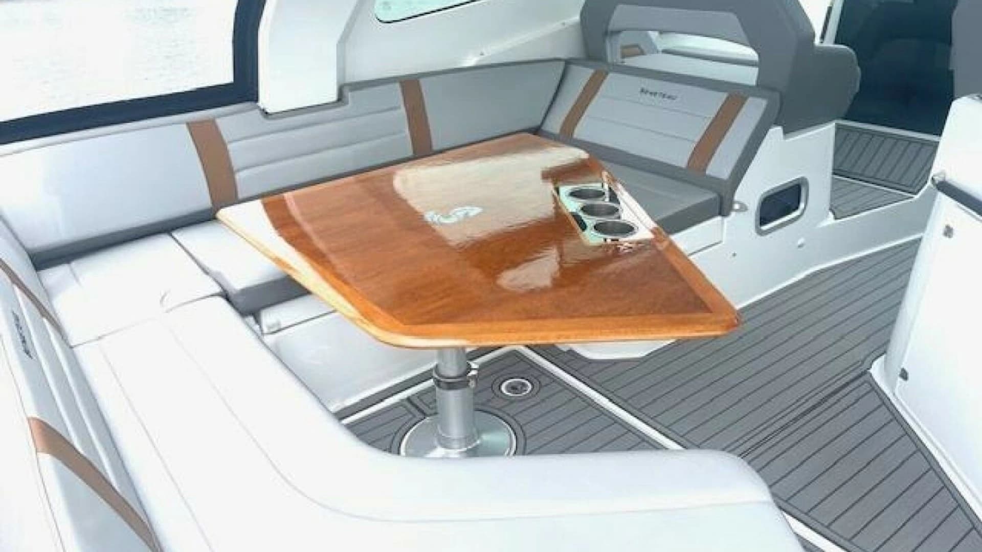 2022 Beneteau 32 Gran Turismo - Image 2