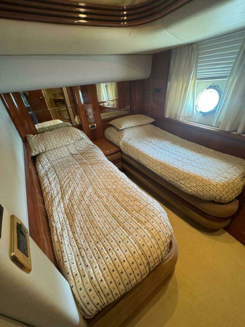 2001 Azimut 68 Plus - Image 27