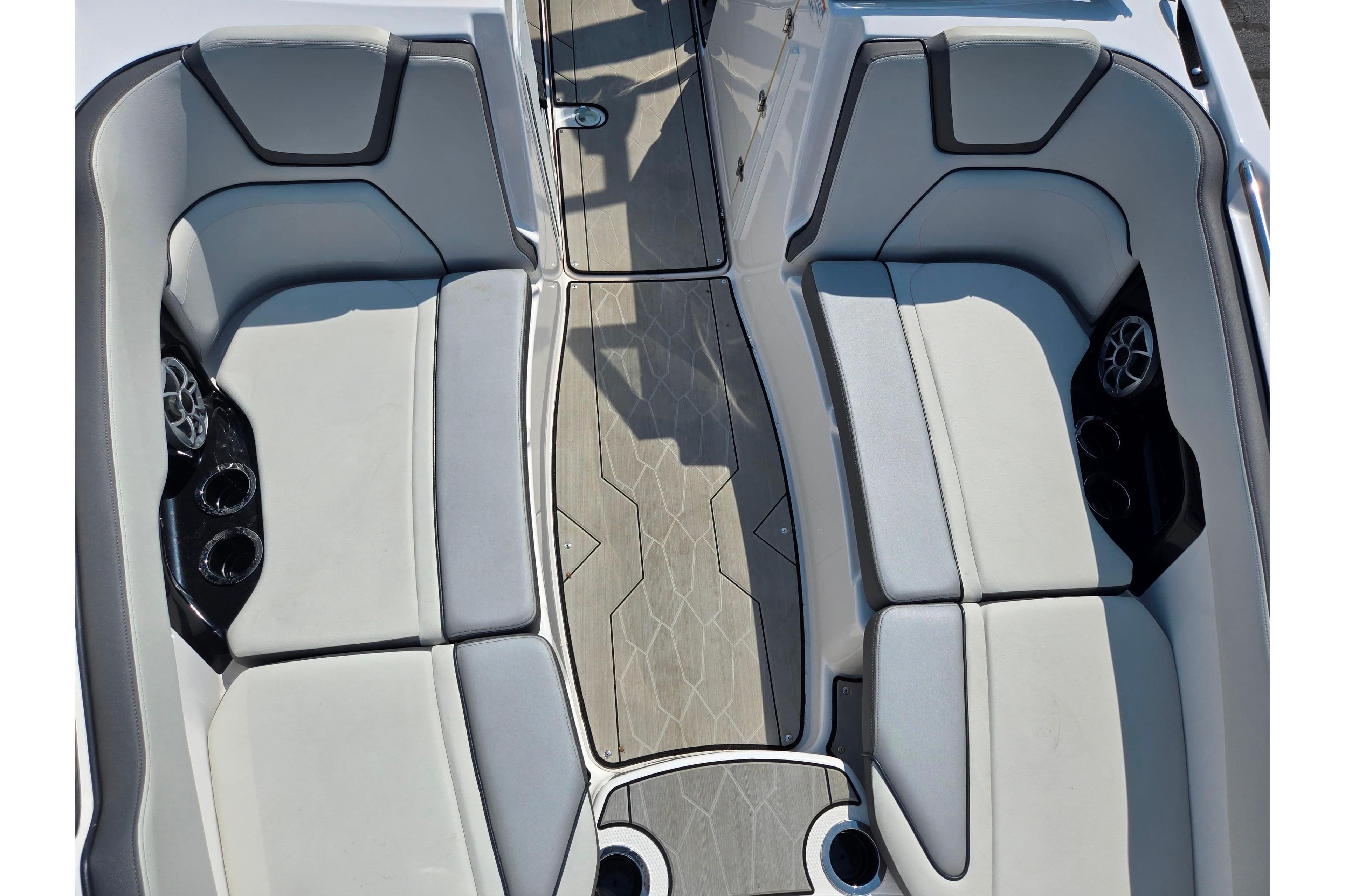2023 Yamaha Boats 252XE interior seating with sleek gray upholstery and cup holders.
