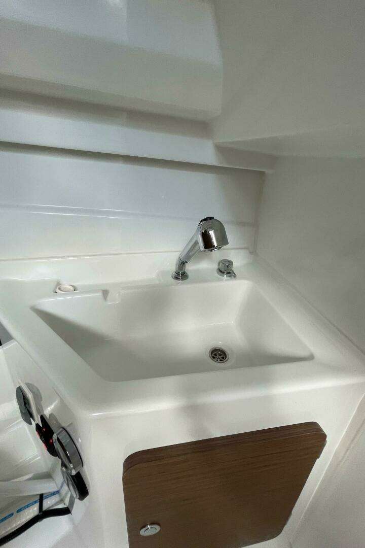 2023 Beneteau Antares 8 - Image 17
