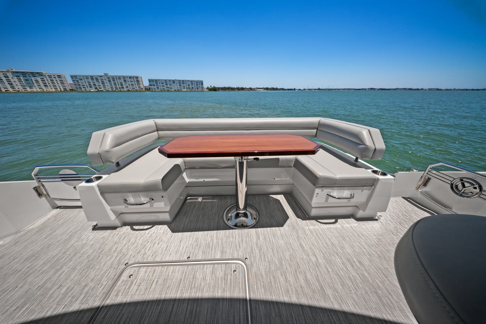 2025 Cruisers Yachts 50 Cantius - Image 22