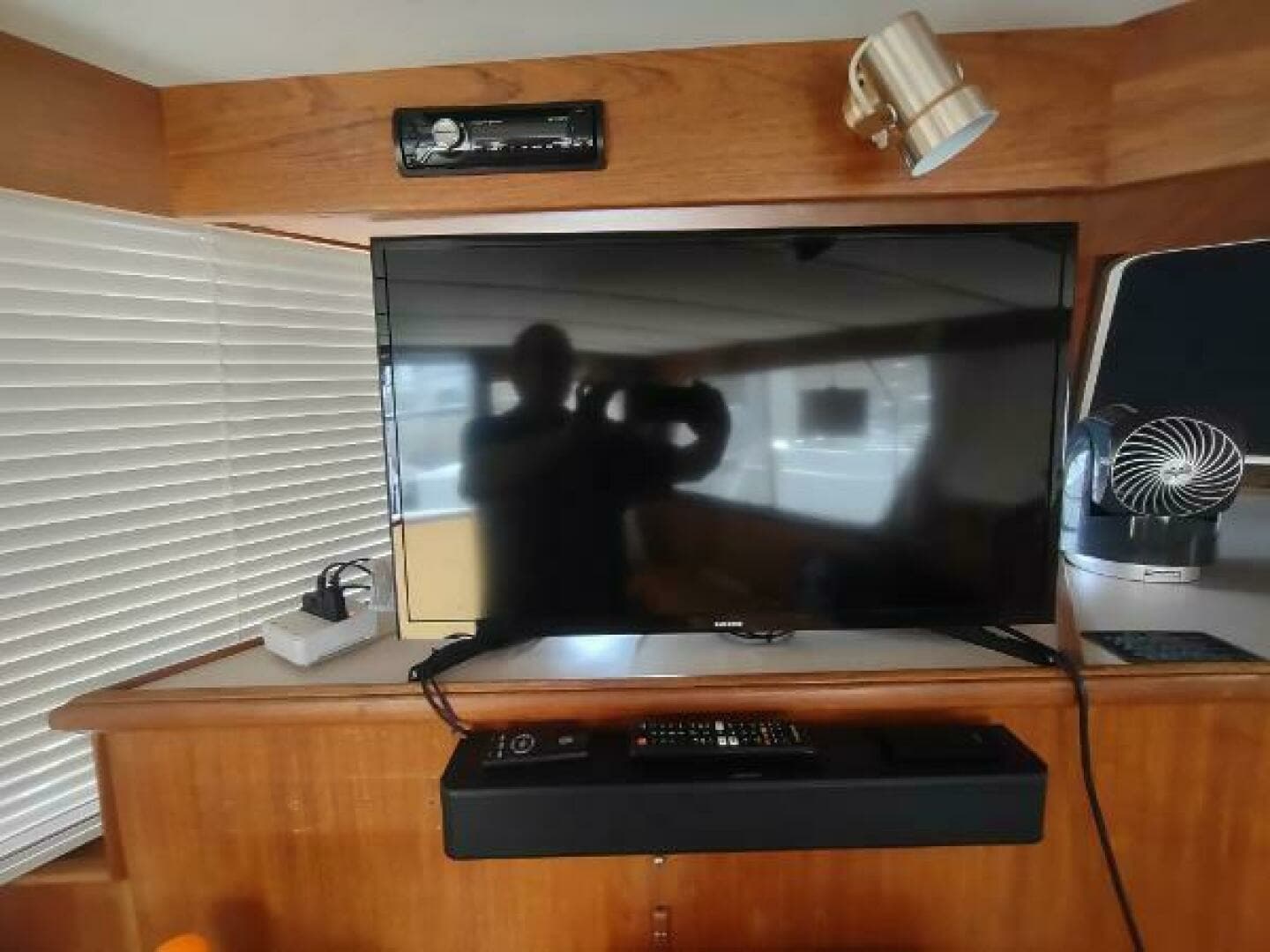 1988 Tollycraft 34 Sport Sedan - Image 9
