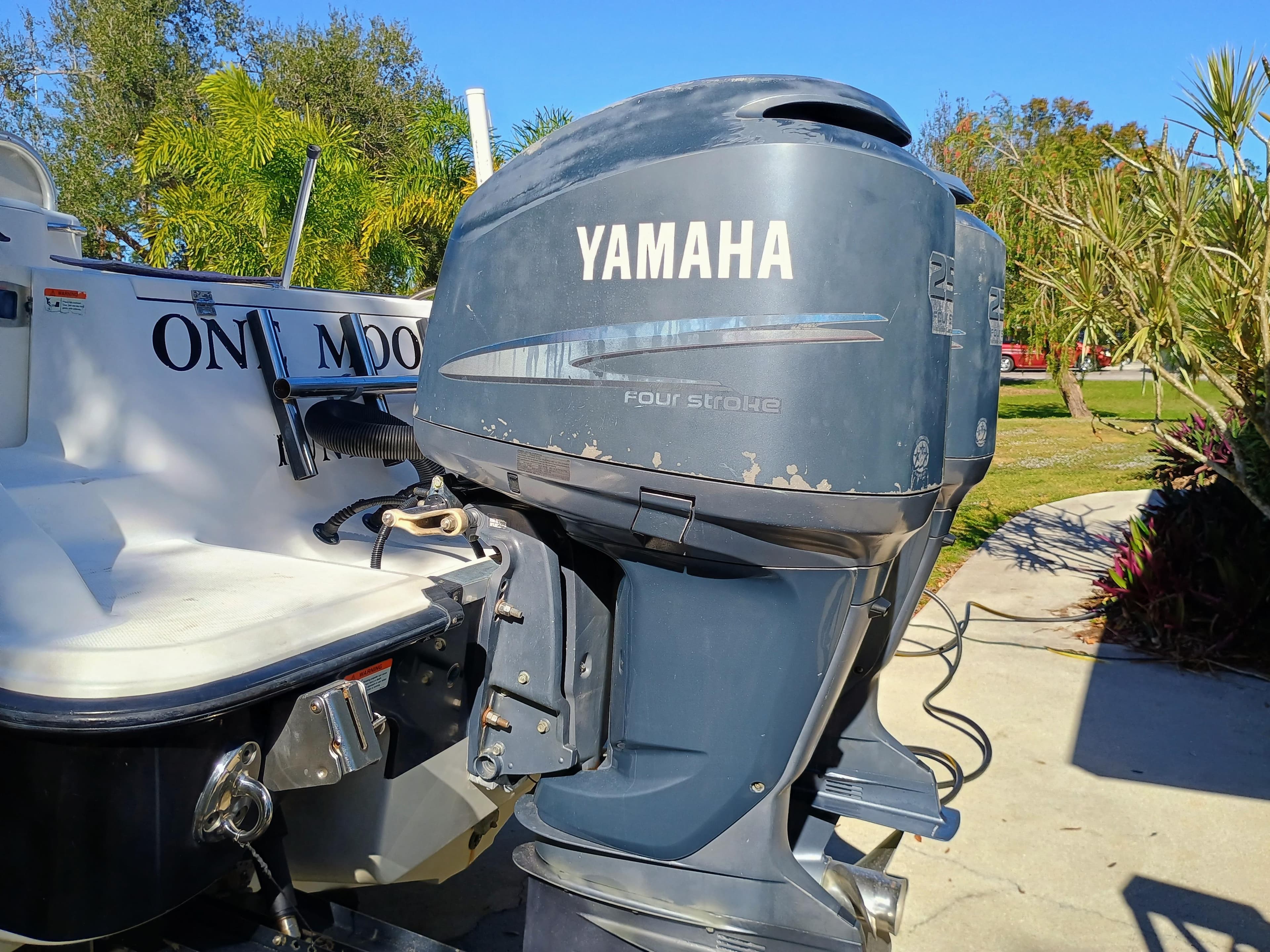 2007 Hydra-Sports 2500CC Vector with Yamaha outboard motor in sunny outdoor setting.
