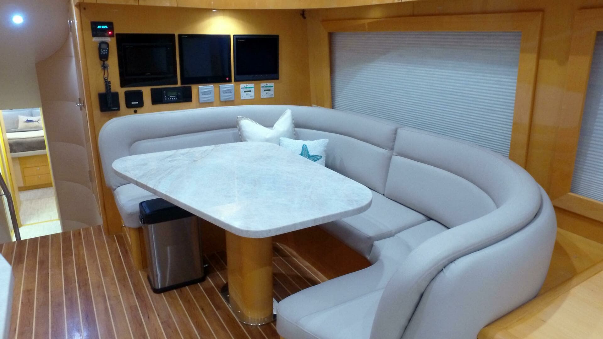 2006 Hatteras 68 Convertible - Image 7