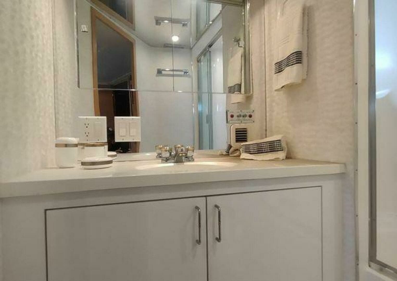 1996 Hatteras 50' Sport Deck - Image 73