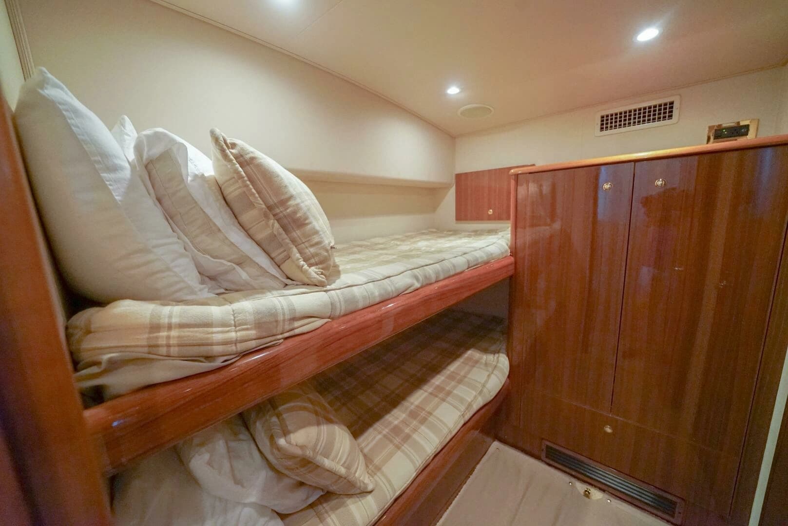 2007 Viking 45 Convertible - Image 18