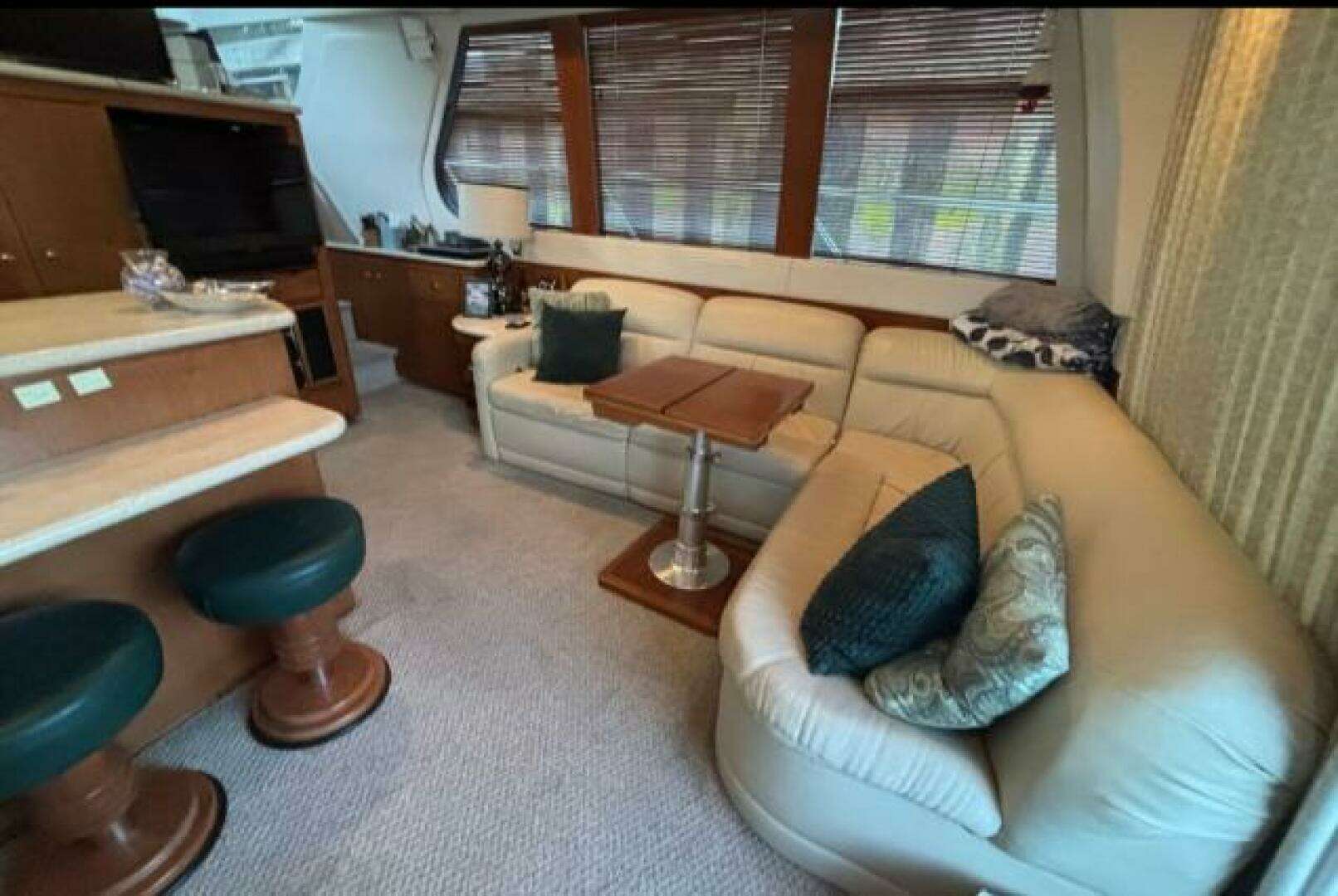 1998 Carver 530 Voyager - Image 2