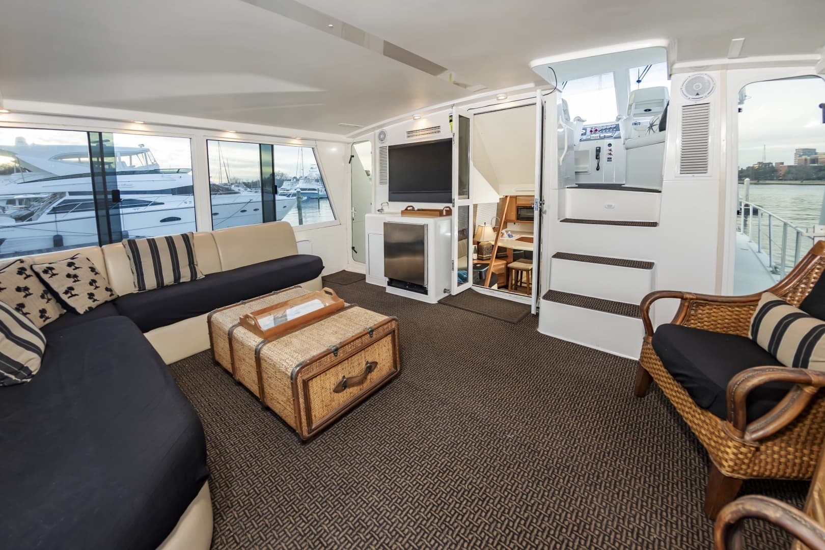 2000 Viking Cockpit Sport Yacht - Image 16