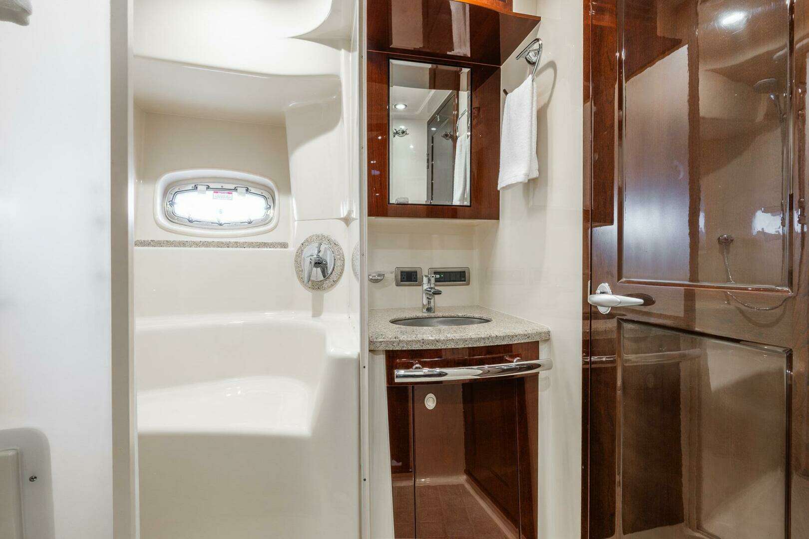 2008 Sea Ray 60 Sundancer - Image 65