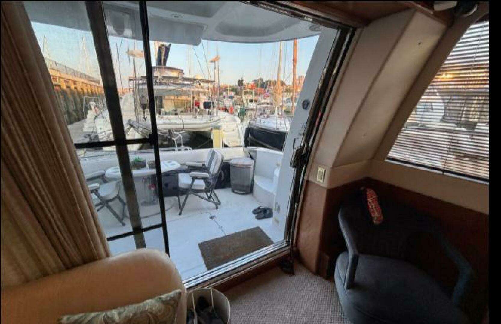 1998 Carver 530 Voyager - Image 17