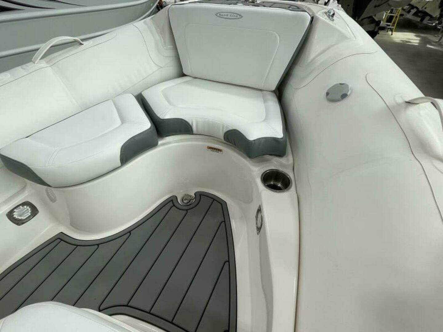 2025 Zodiac Yachtline 490 Deluxe NEO - Image 6
