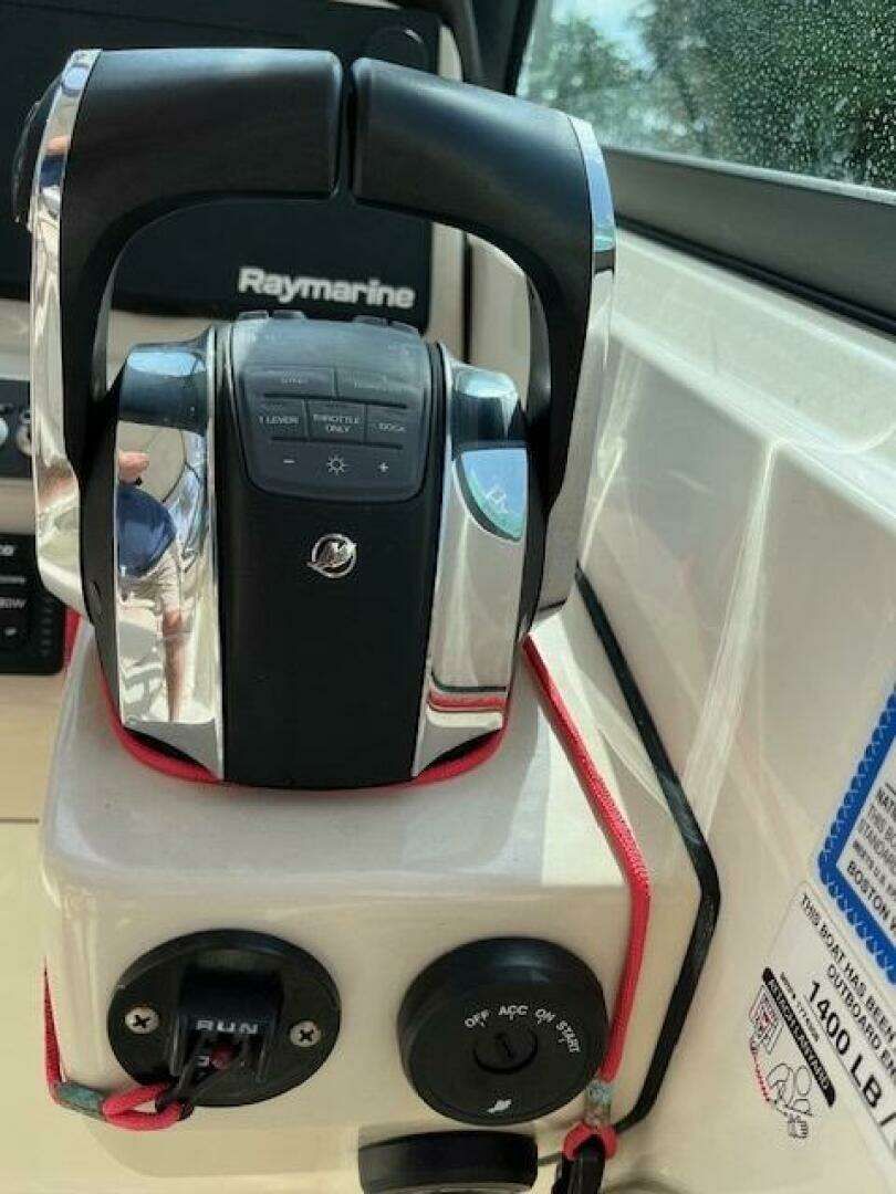 2018 Boston Whaler 270 Vantage - Image 12