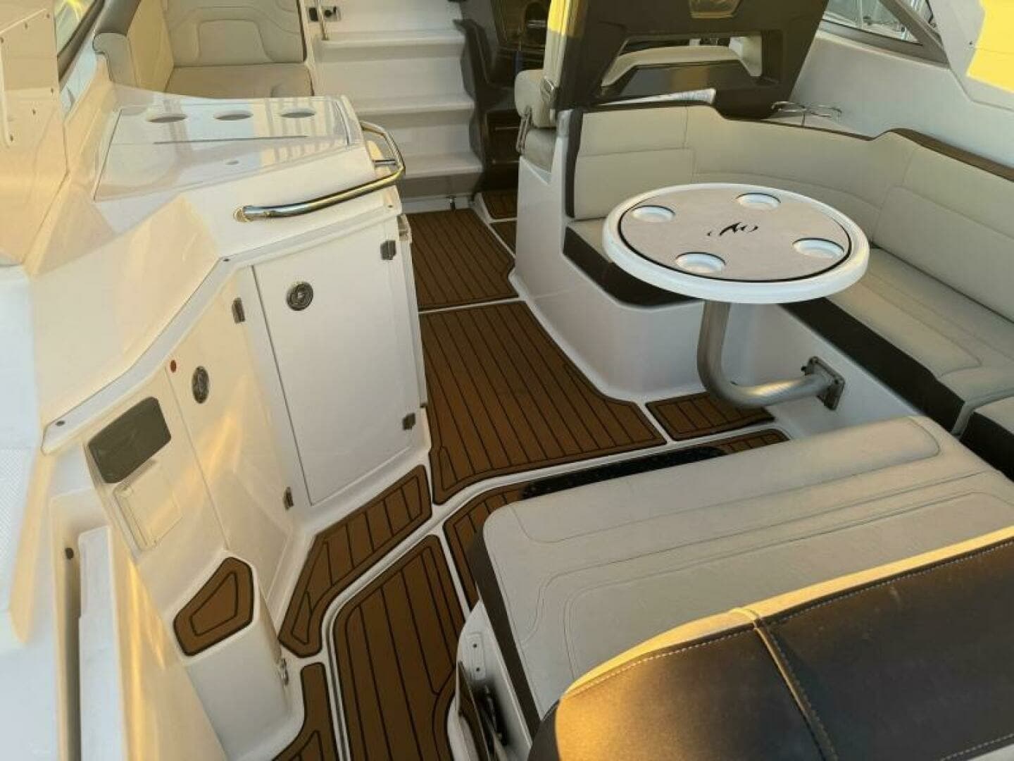 2018 Monterey 295 Sport Yacht - Image 12