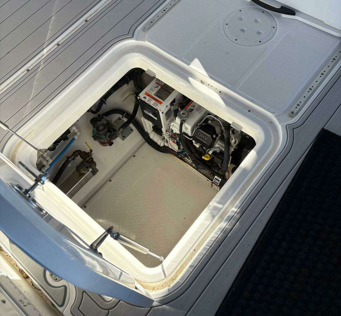 2017 Everglades 350 LX - Image 12