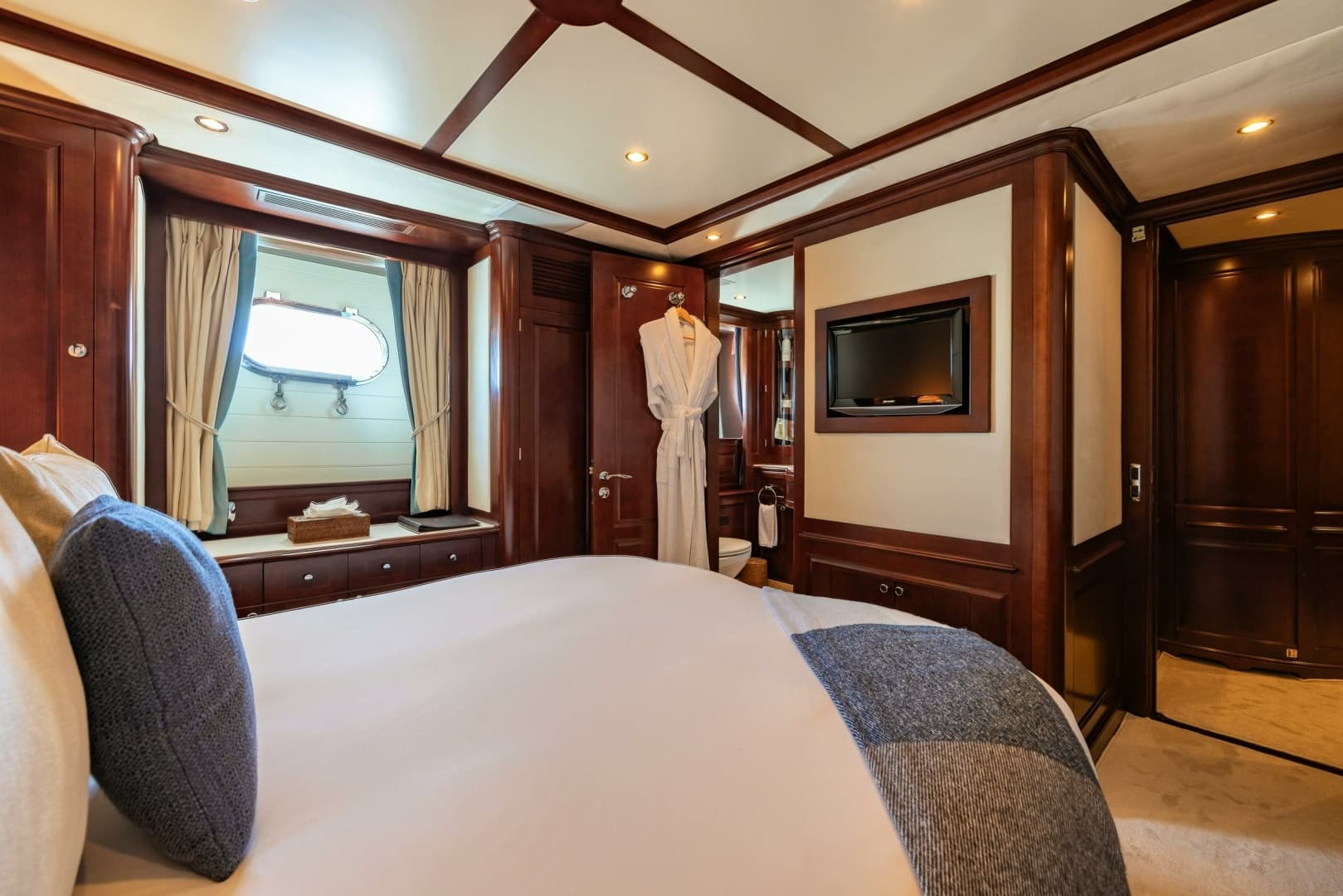 2009 Benetti Benetti Classic 120 - Image 50