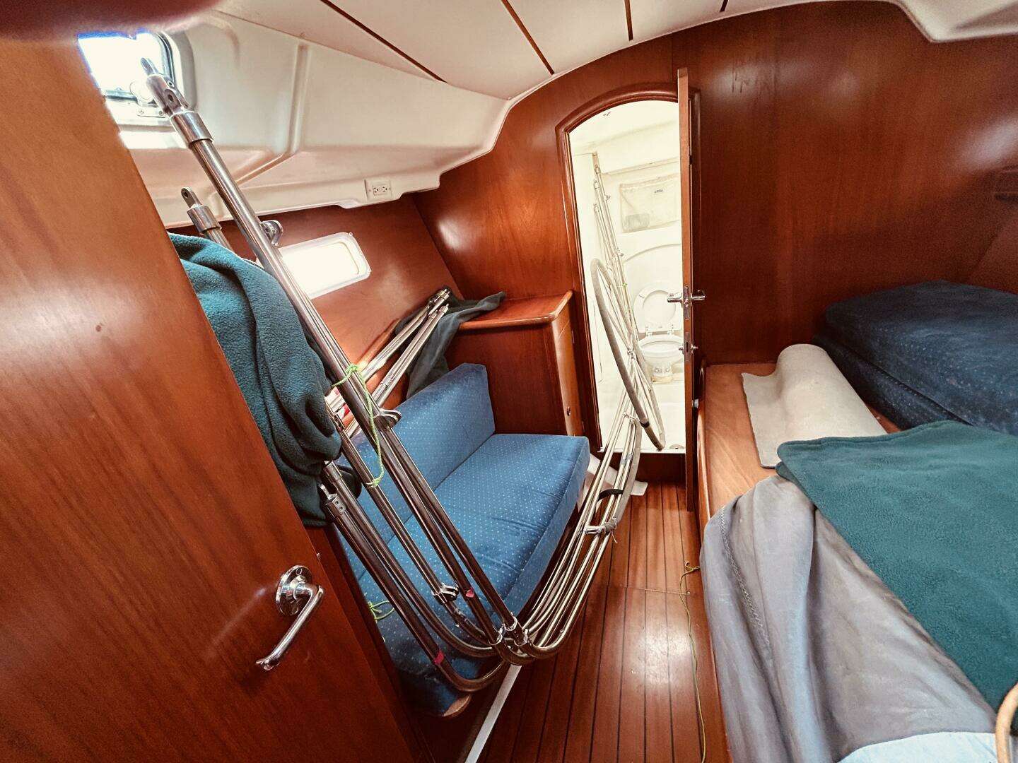 2001 Beneteau 411 - Image 27