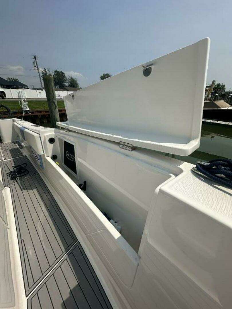 2023 Robalo R360 - Image 8