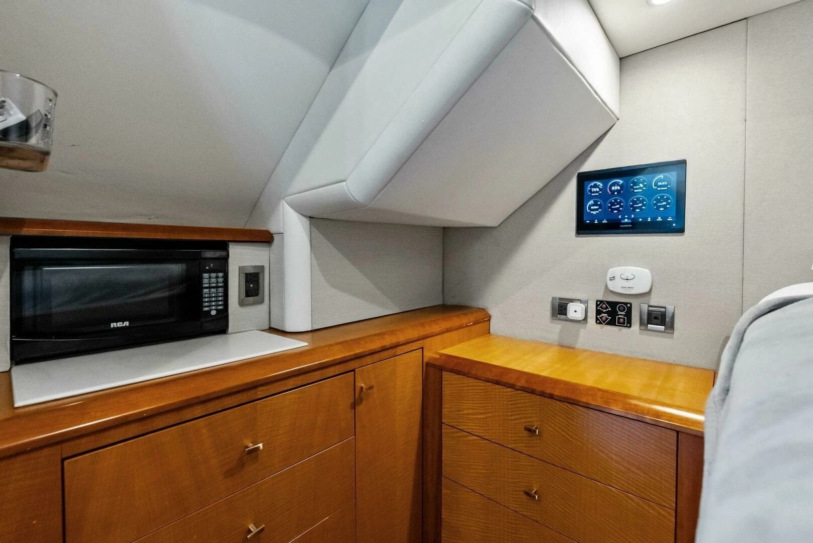 2006 Lazzara Yachts 84 Skylounge - Image 76