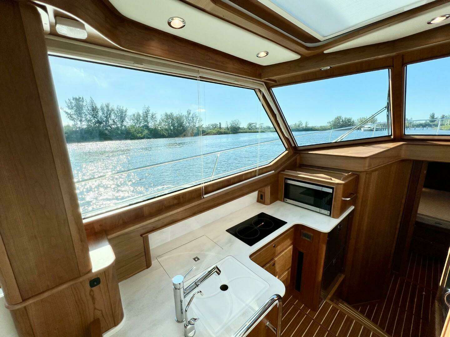 2027 Sabre 43 Salon Express - Image 13