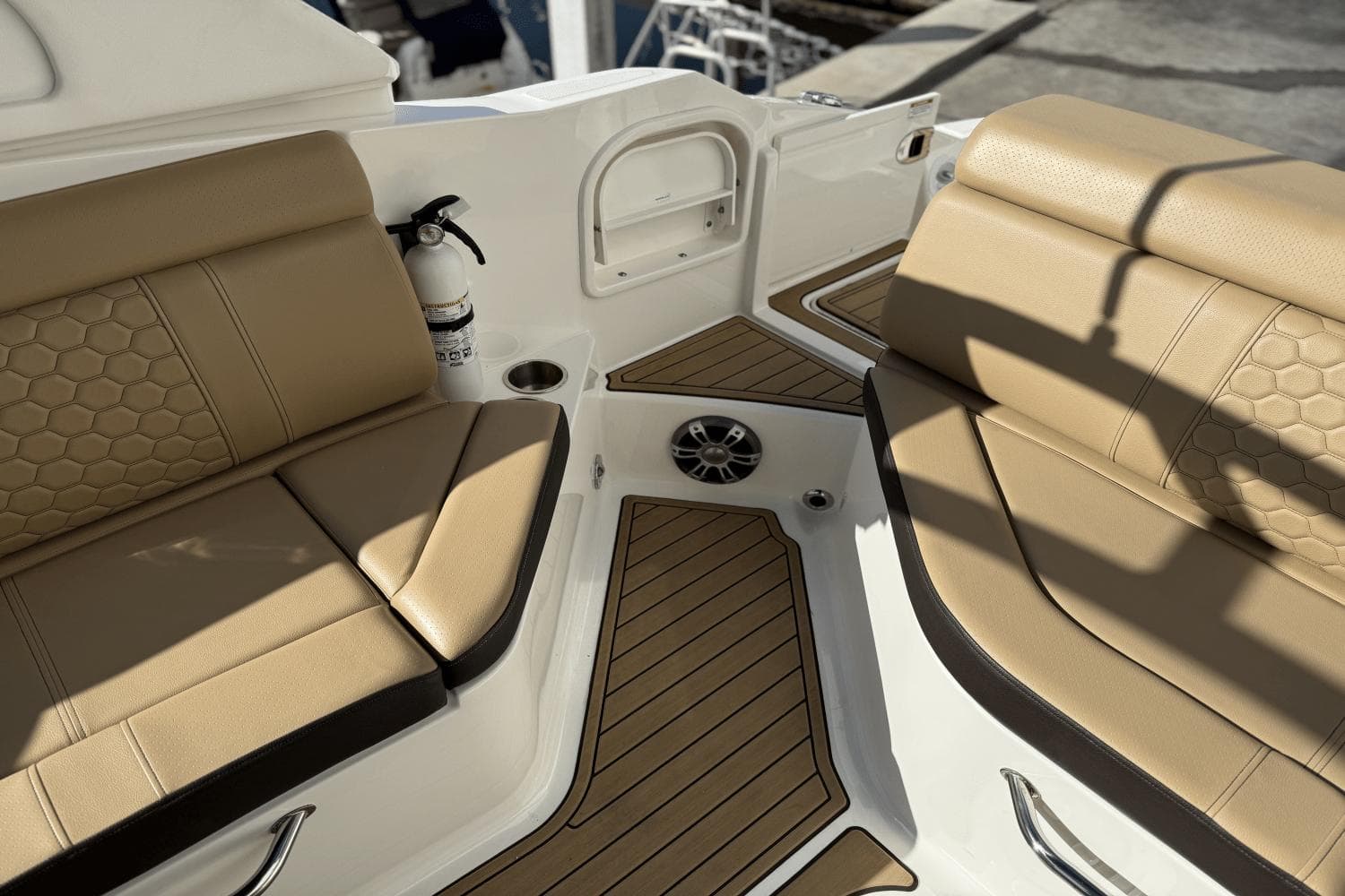 2023 Sea Ray SDX 270 Outboard - 23