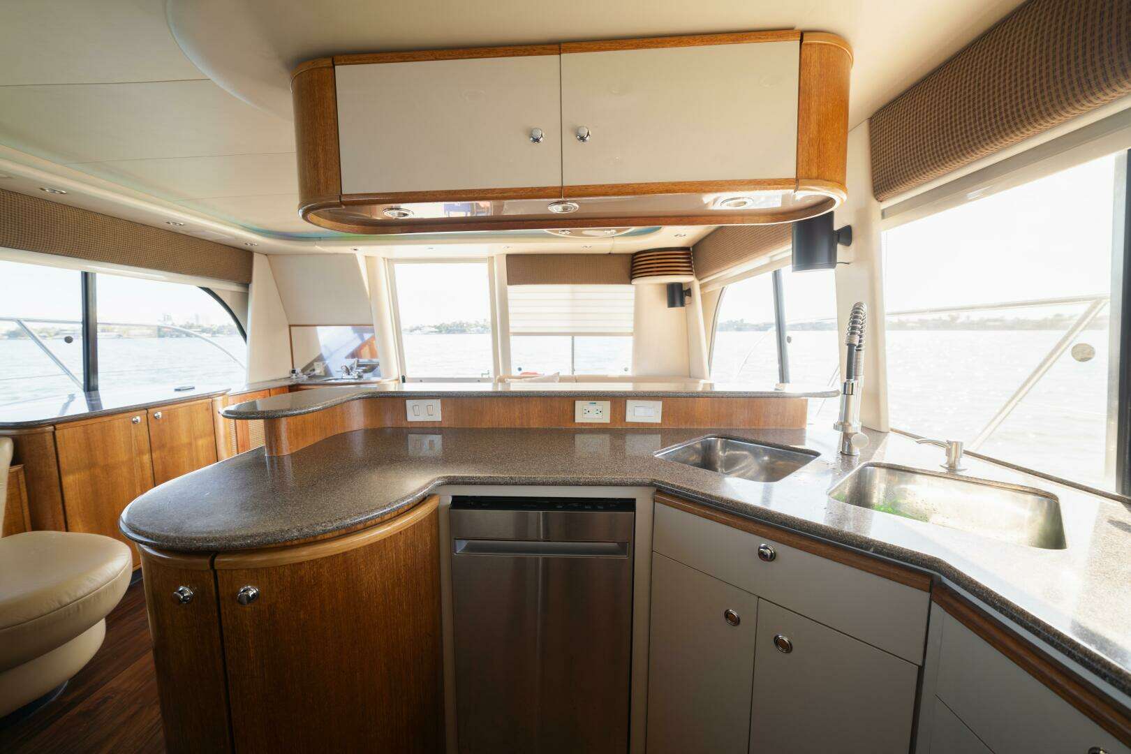 1999 Bayliner 5788 - Image 22