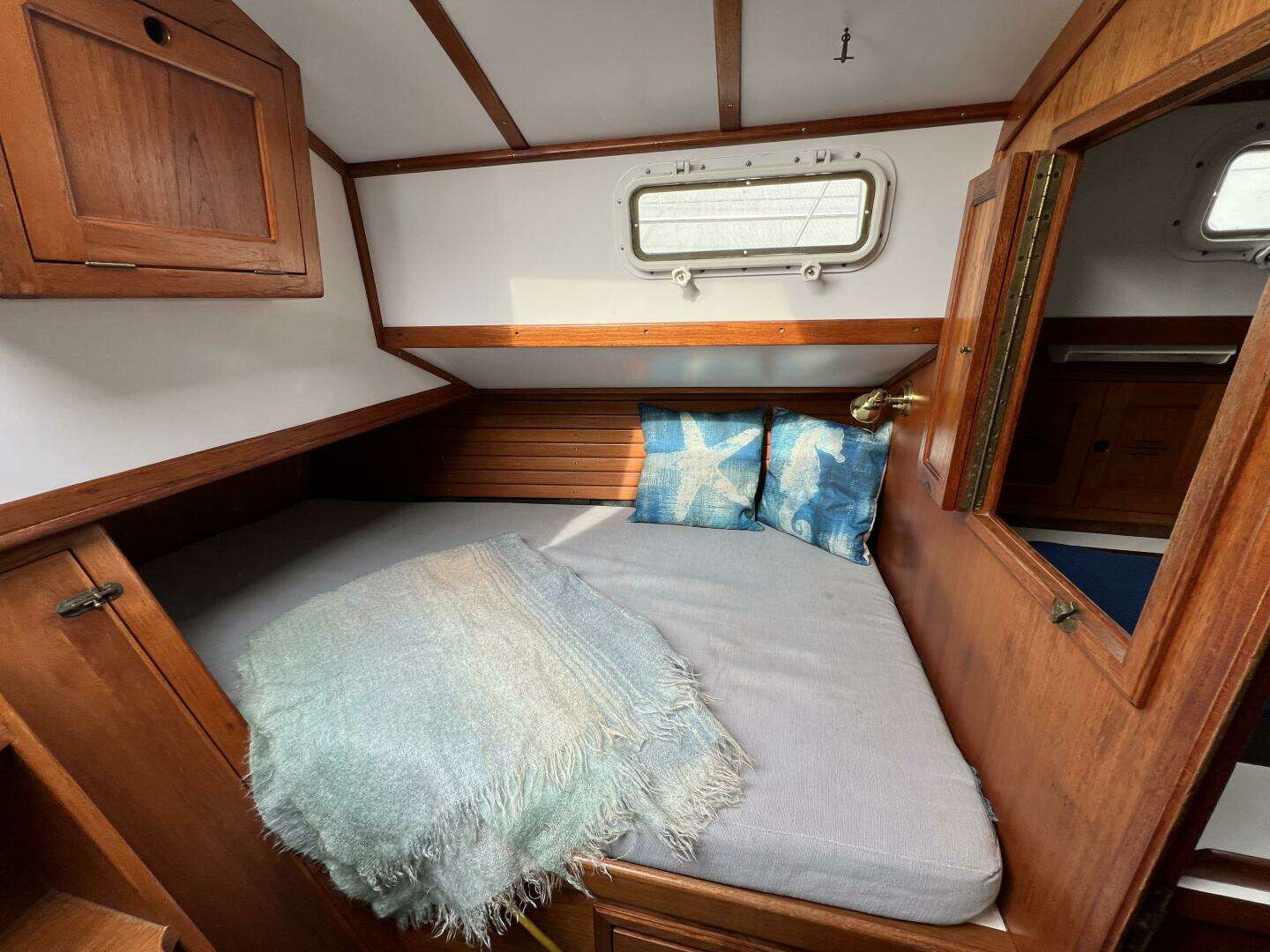 1986 Dickerson Tri-Cabin - Image 33