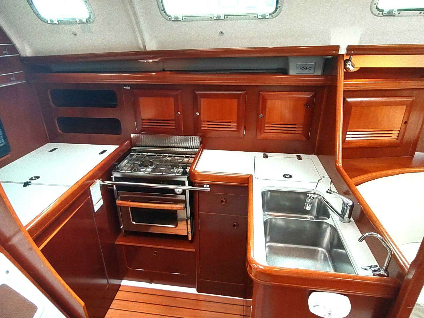 2004 Beneteau 393 - Image 38
