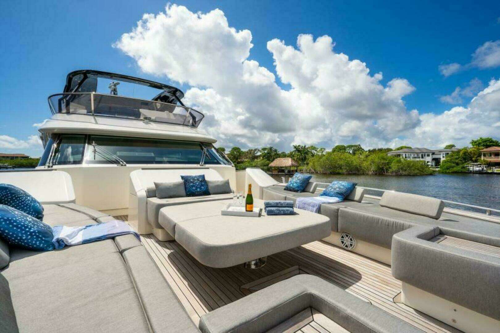 2015 Monte Carlo Yachts MCY86 - Image 16